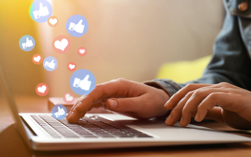 Sociala medier annonsering Marknadsföring i sociala medier på dator